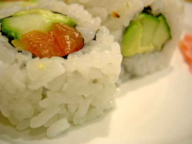 sushi zabalené s řasou, avokádem a lososem